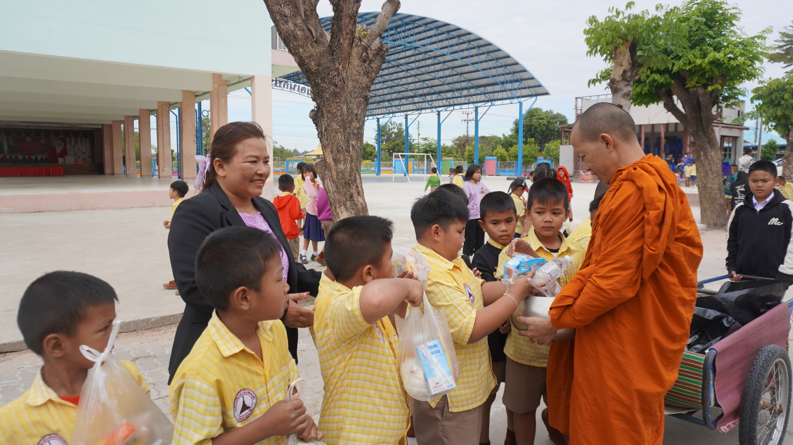 กิจกรรมทำบุญตักบาตรเนื่องในวันขึ้นปีใหม่ ปี 2567